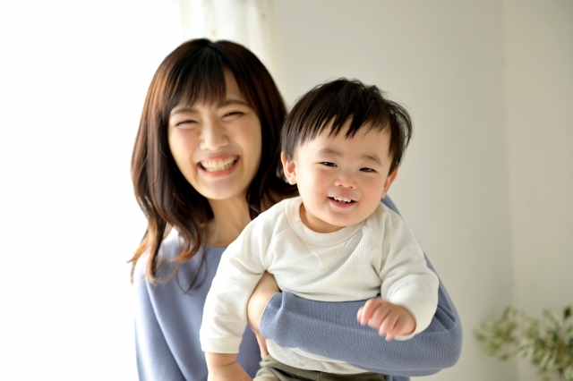 産後矯正で笑顔を取り戻した六本木のママと赤ちゃんのツーショット。モビリティ整体ソシオ六本木店の産後骨盤矯正後のイメージ。