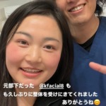 六本木の整体サロンに来店されたお客様の笑顔写真。久しぶりの整体で体を整えてリフレッシュ。