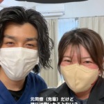 六本木の整体サロンに来店されたお客様と施術者のツーショット写真。施術を褒めていただき、笑顔で記念撮影。