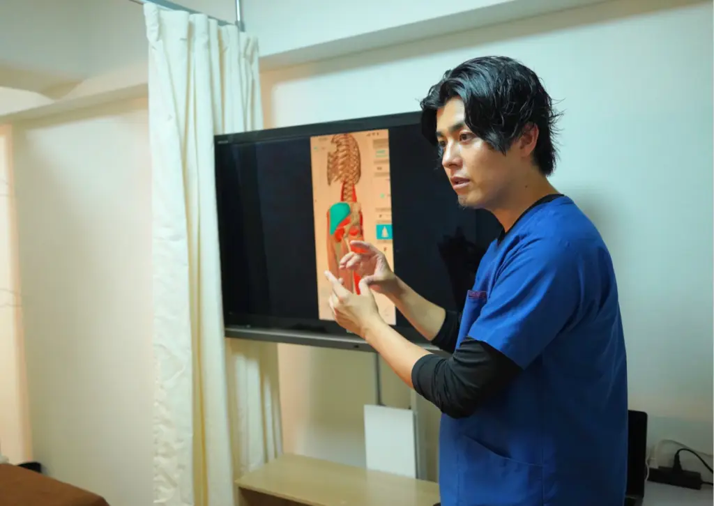 六本木の整体で姿勢と可動域を分析し不調の原因を説明する柔道整復師