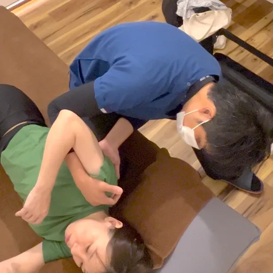 六本木の整体 モビリティ整体ソシオ 初回限定コース60分(猫背矯正のお悩み向け)施術イメージ