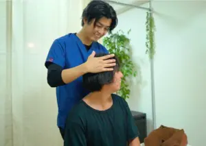 施術前に姿勢や身体の状態を確認する六本木の整体院の施術風景