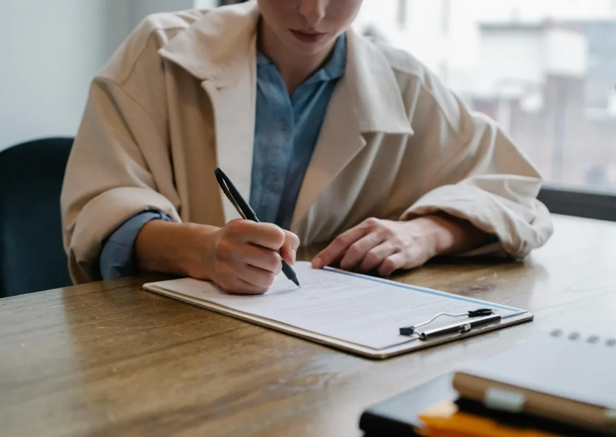 六本木の整体サロン「モビリティ整体ソシオ」での問診・ヒアリングシート記入のイメージ。初回のカウンセリングで症状や生活習慣を丁寧に確認している様子。