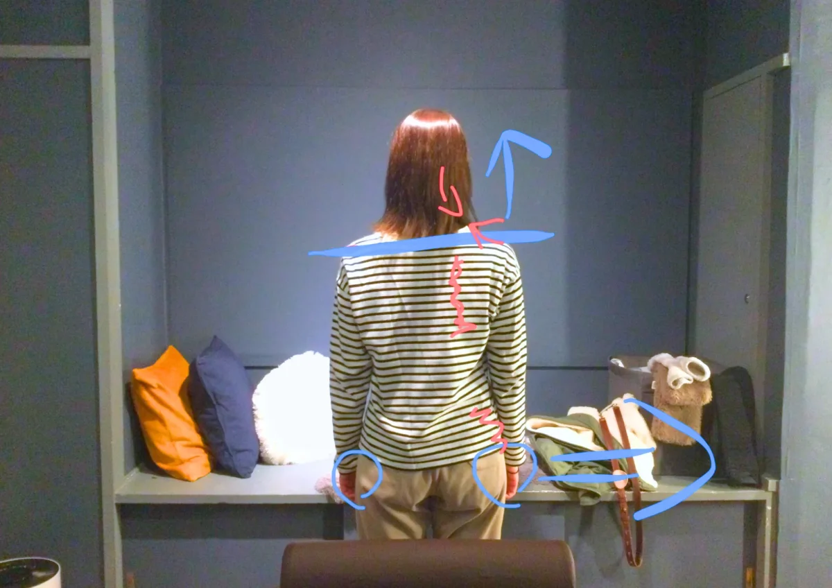 六本木の整体院で姿勢や骨盤の歪みを総合的に検査する様子