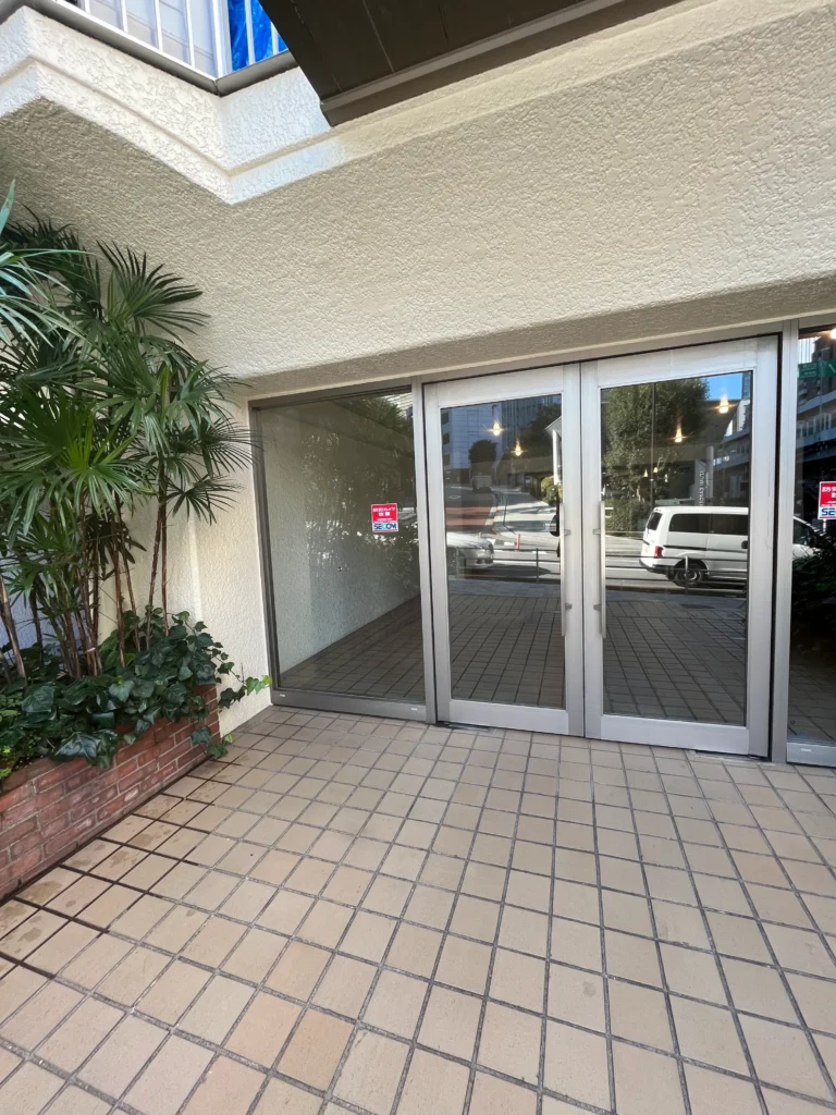 コープ野村六本木1のエントランス