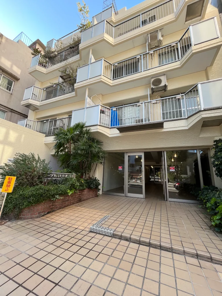 右折後に見えるコープ野村六本木1