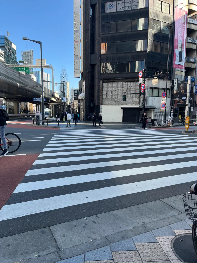 六本木駅3番出口を出て右へ進んだら見える六本木交差点