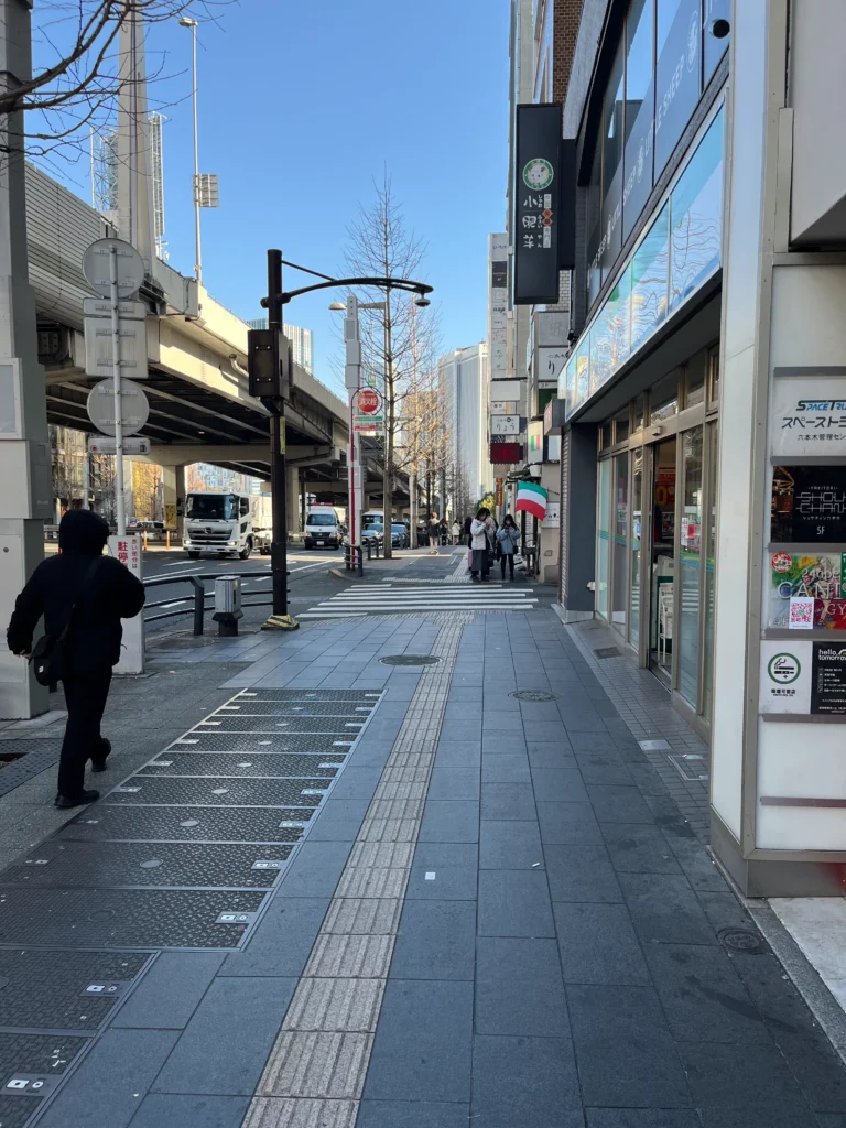 六本木駅近くの六本木交差点を背にした風景