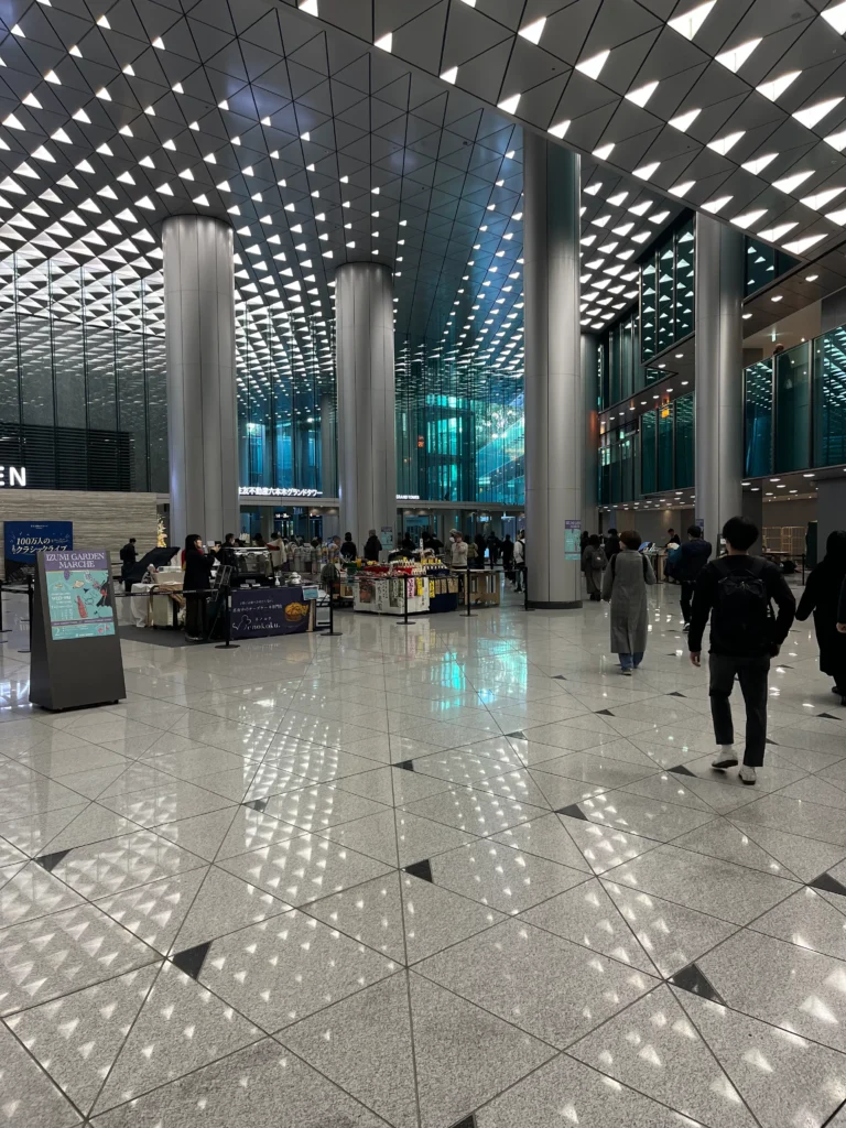 六本木グランドタワー1階の駅前広場