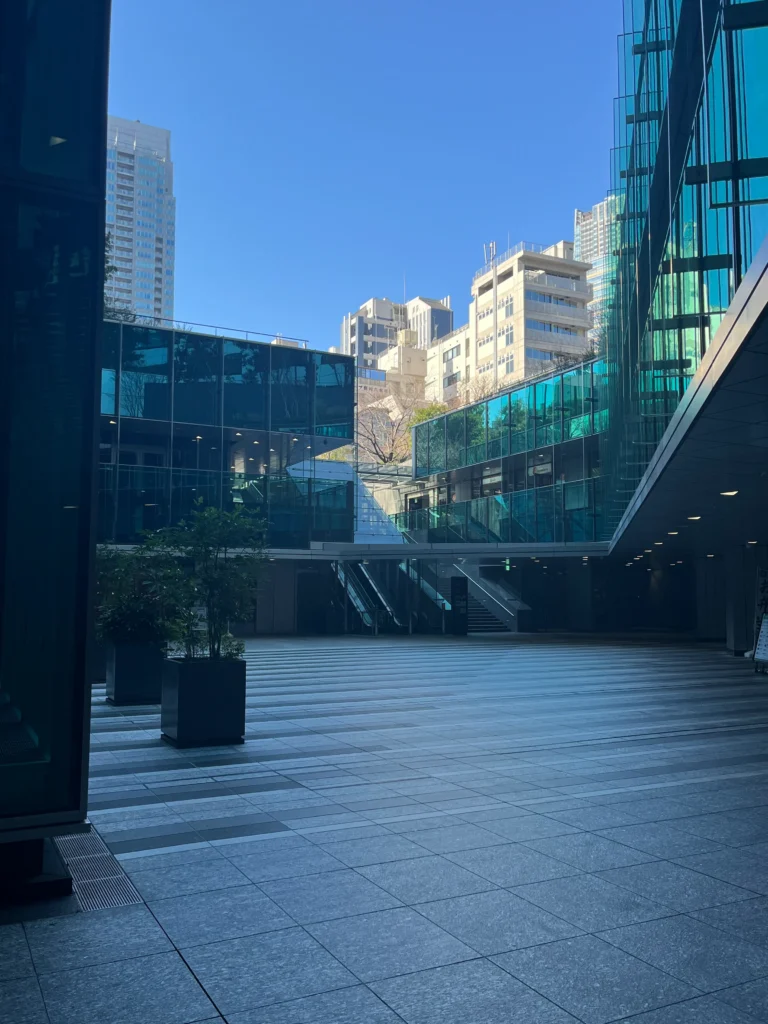 六本木グランドタワーのオフィスエントランス横にある屋外通路スペース