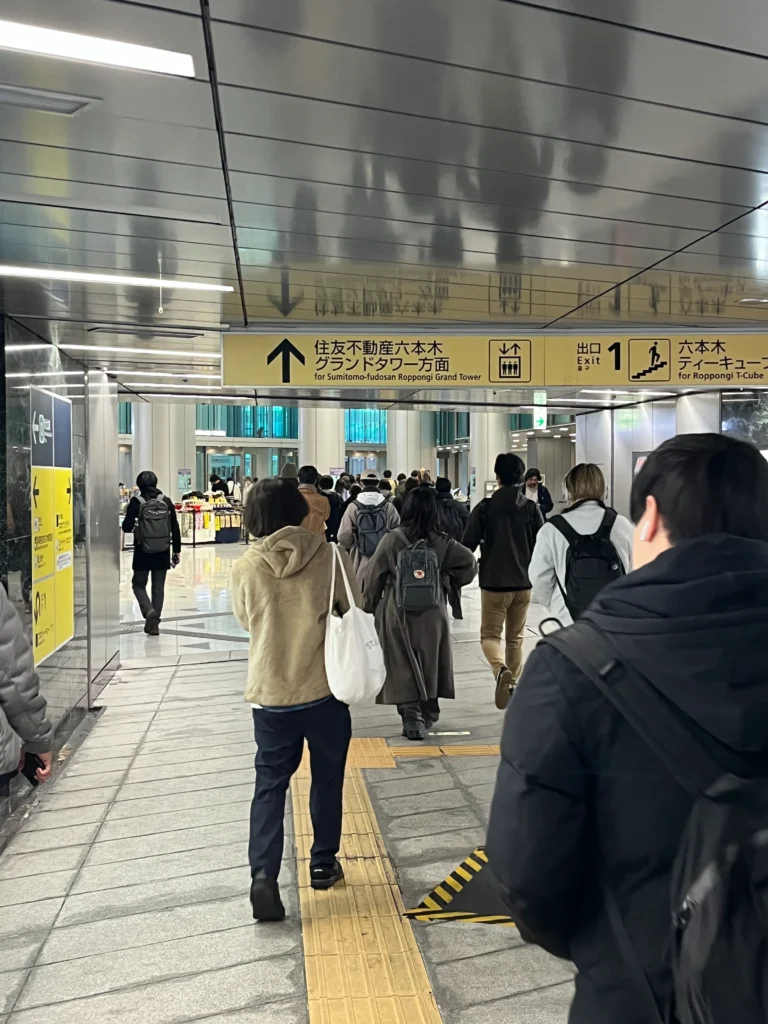 六本木一丁目駅改札内のエスカレーターから地上へ向かう様子