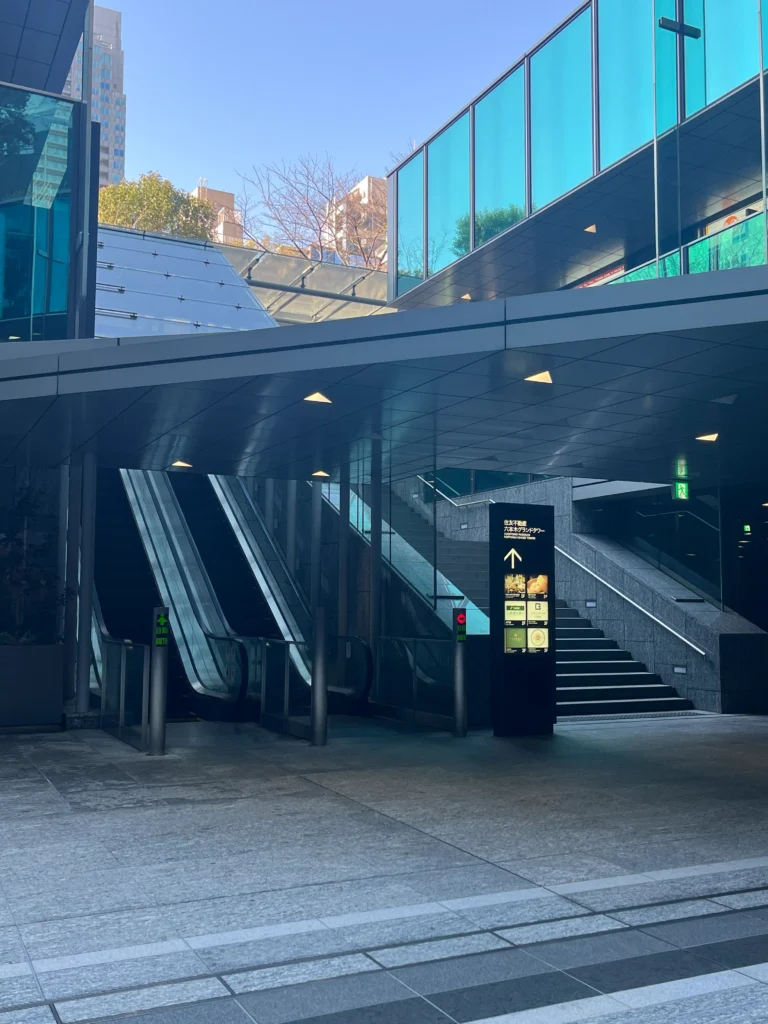 地上へ上がるためのエスカレーター