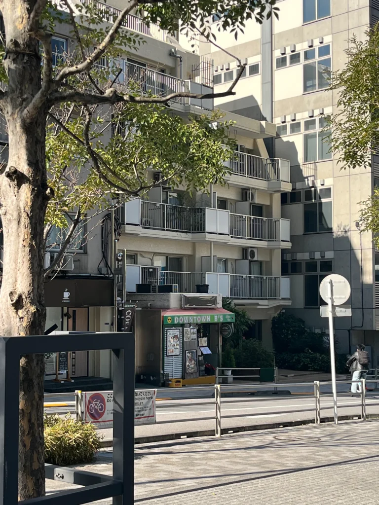 地上に出た際に見えるコープ野村六本木1