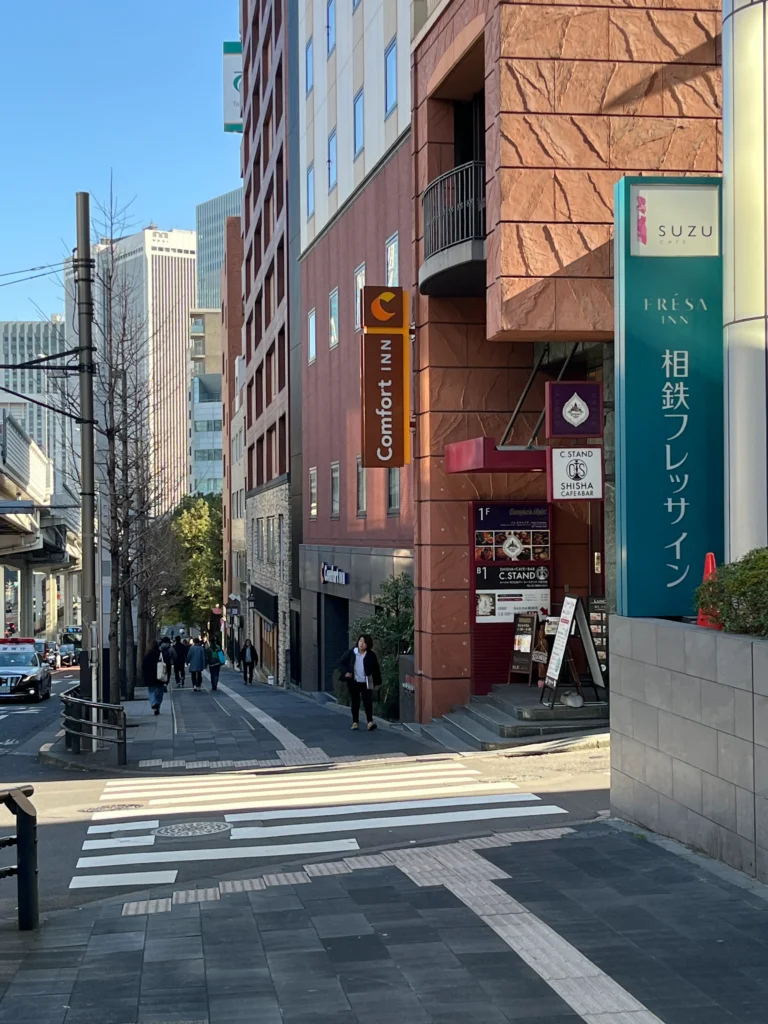 相鉄フレッサイン東京六本木とコンフォートイン東京六本木の前を直進する通り