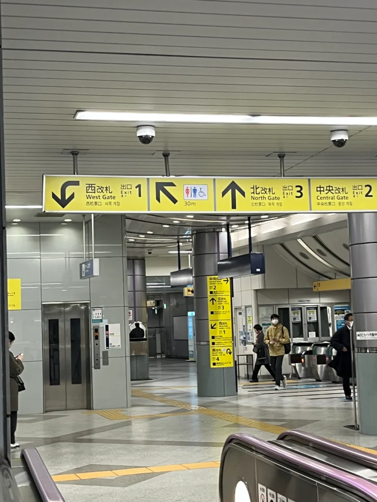 六本木一丁目駅の改札内にあるエスカレーター