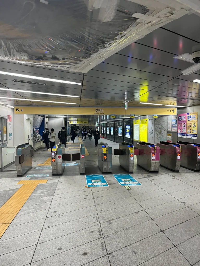 六本木一丁目駅の西改札出口