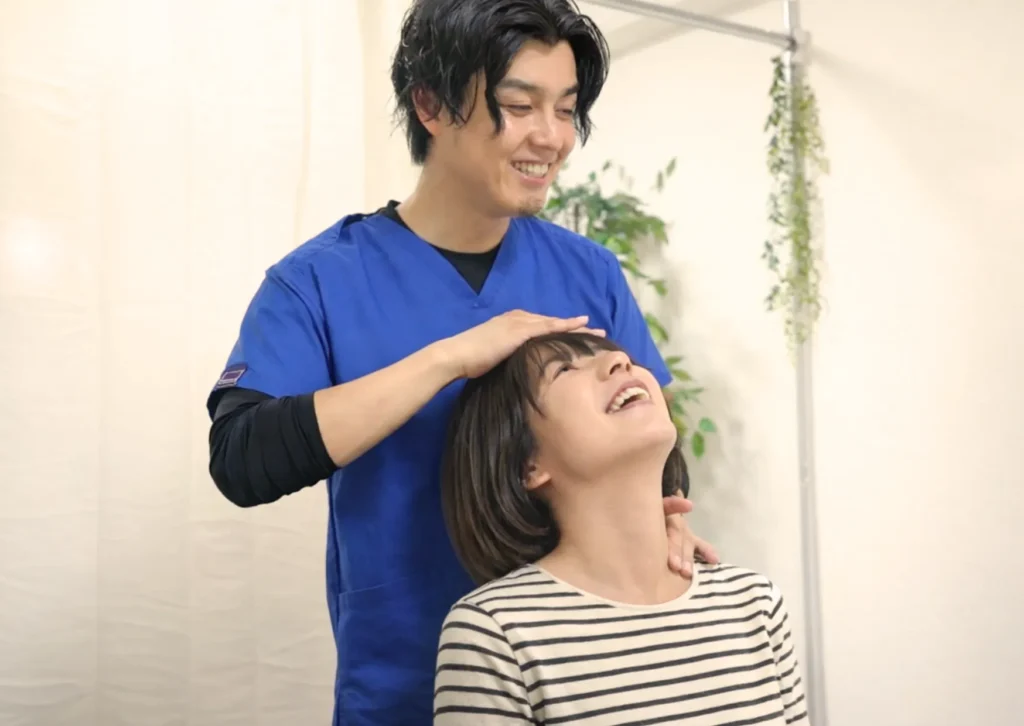 六本木の整体モビリティ整体ソシオで行う重心・バランス検査|簡単な動作を行いながら体の支え方やバランスを確認している様子