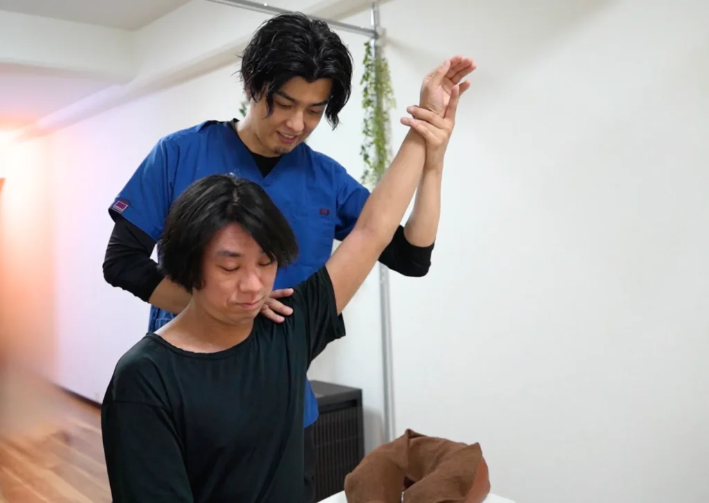 六本木の整体 モビリティ整体ソシオ六本木店で重心と体の使い方をチェックしている様子