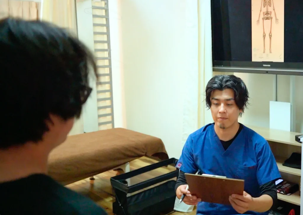 六本木の整体 モビリティ整体ソシオ六本木店で初回ヒアリングを行う様子