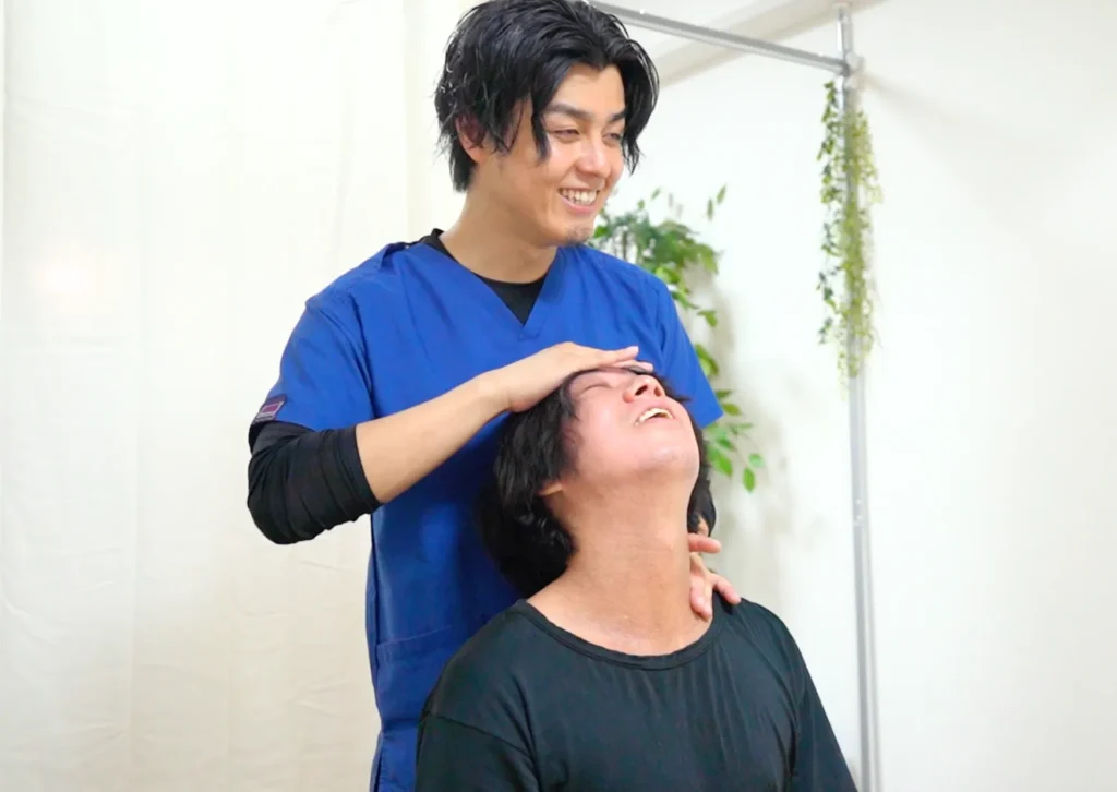 六本木の整体 モビリティ整体ソシオ六本木店で施術前後の首の可動域を再評価している様子