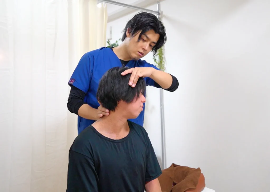 六本木の整体 モビリティ整体ソシオ六本木店で施術後に筋肉の緊張や負担の偏りを確認している再評価の様子