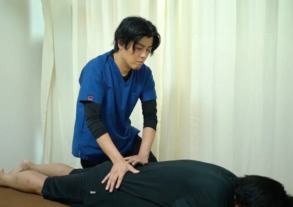 六本木の整体 モビリティ整体ソシオ六本木店で検査結果をもとにオーダーメイド施術を行っている様子