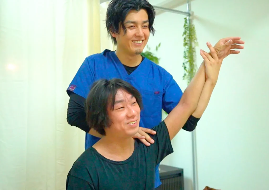 六本木の整体 モビリティ整体ソシオ六本木店で施術後の体の変化を一緒に確認している様子