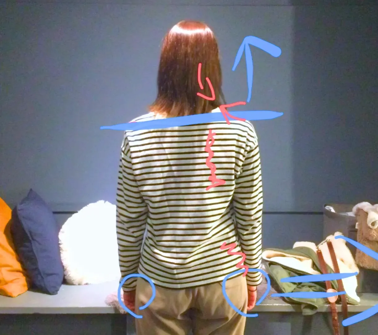 六本木の整体 モビリティ整体ソシオ六本木店で姿勢写真を使い体の負担のかかり方を説明している様子