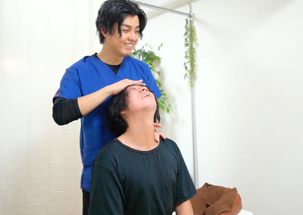 六本木の整体 モビリティ整体ソシオ六本木店で関節と筋肉の可動域をチェックしている様子