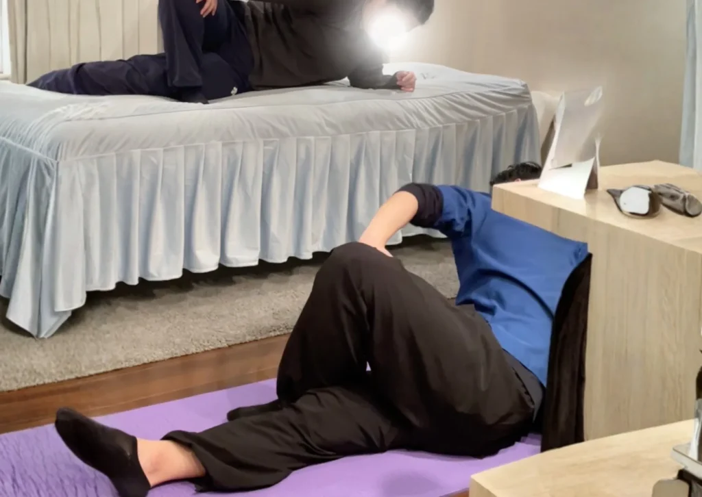六本木の整体 モビリティ整体ソシオ六本木店で、マットの上で自宅でもできる動きを確認している様子
