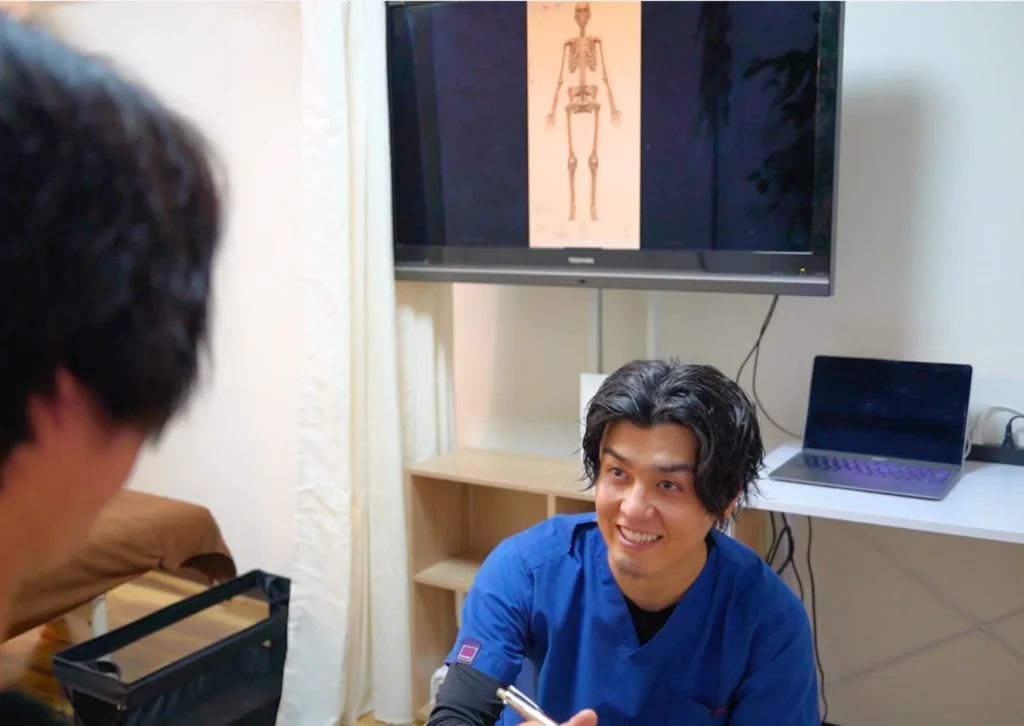 六本木の整体 モビリティ整体ソシオ六本木店で初回カウンセリングを行う様子