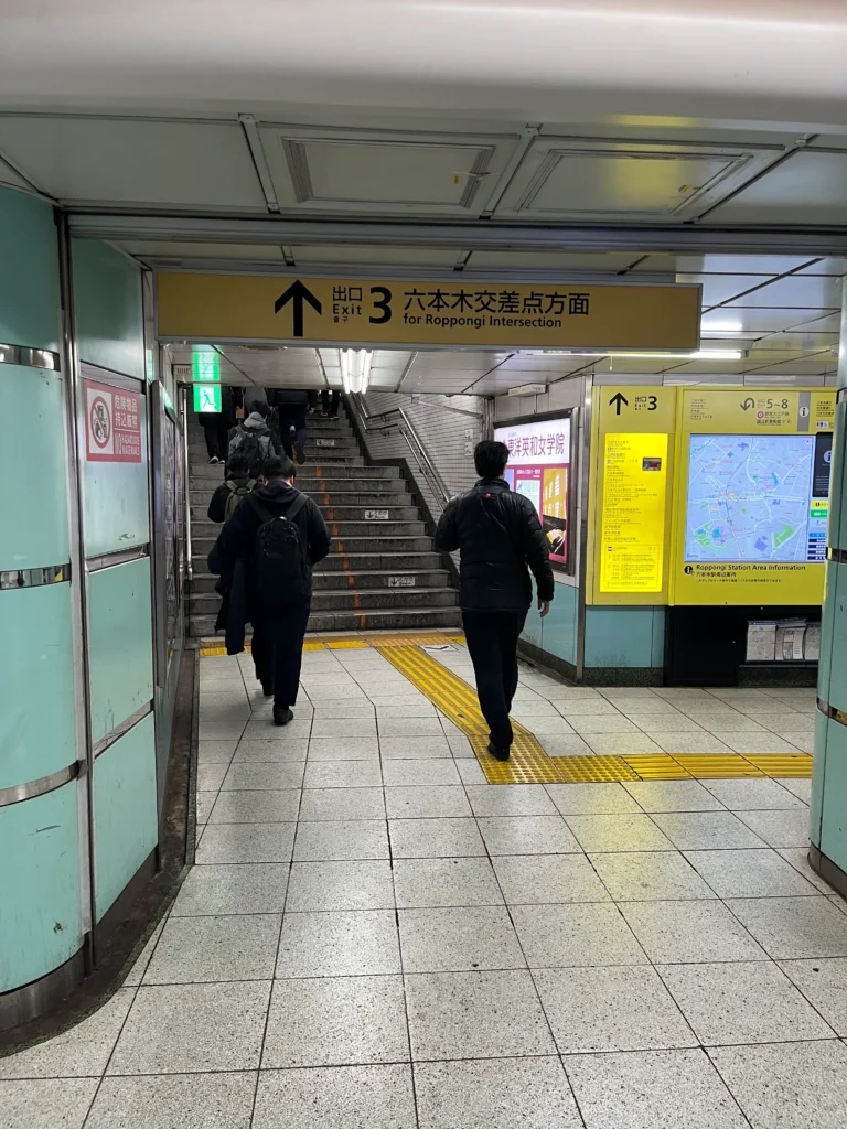 六本木駅3番出口の案内看板