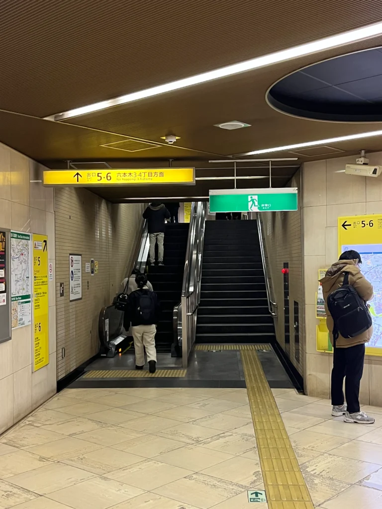 六本木駅5番出口の案内看板
