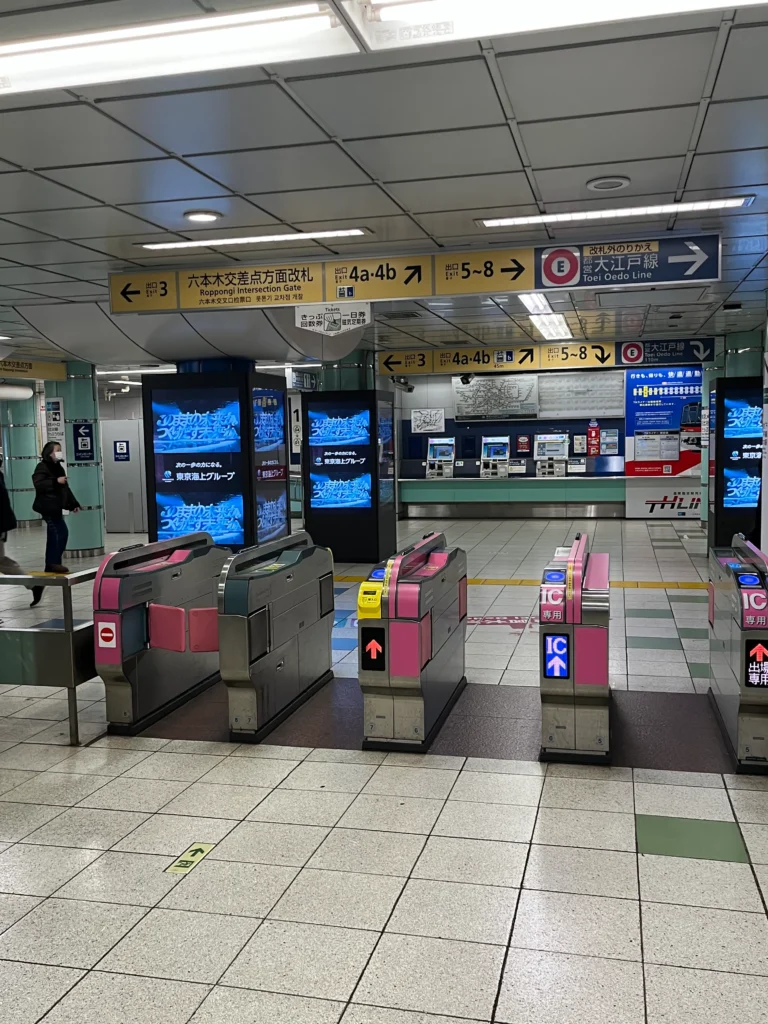 東京メトロ日比谷線六本木駅の改札出口