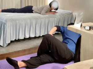 六本木の整体でセルフケア指導を行う様子｜モビリティ整体ソシオ