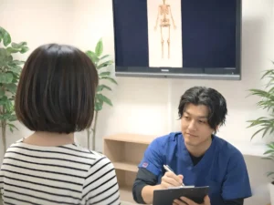 六本木の整体で初回カウンセリングを行う様子｜モビリティ整体ソシオ