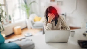 六本木の整体モビリティ整体ソシオ｜検査で異常なしと言われたが続く頭痛に悩む女性のイメージ