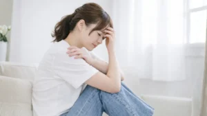 六本木の整体モビリティ整体ソシオ｜自律神経の乱れによる不調で体調の悪さを感じている女性のイメージ