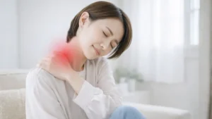 六本木の整体モビリティ整体ソシオ｜肩や首にこりや痛みを感じている女性のイメージ