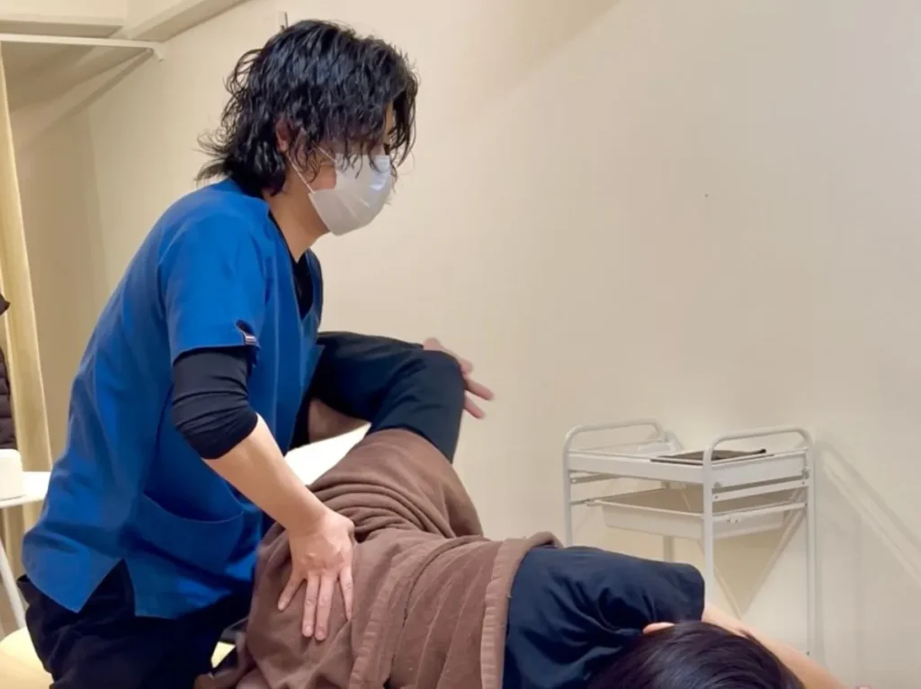 膝の動きや股関節のバランスを確認している様子