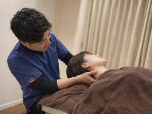 六本木の整体で首の関節と筋肉を整える施術風景｜モビリティ整体ソシオ