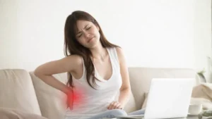 六本木の整体モビリティ整体ソシオ｜日常生活で腰に痛みを感じている女性のイメージ