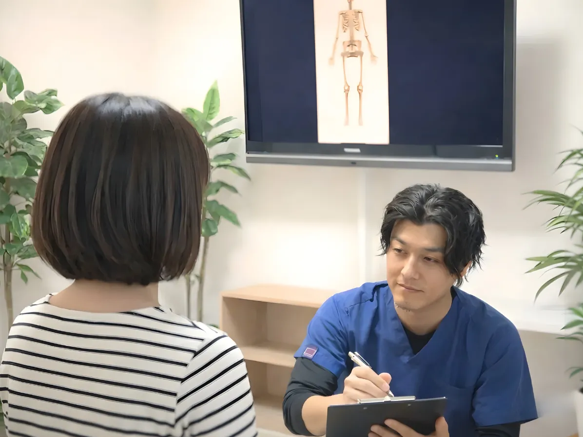 六本木の整体で患者様のお悩みをカウンセリングする柔道整復師